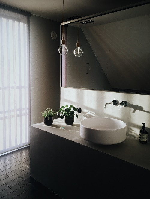 claus-grunstaudl-731146-unsplash GUÍA DE COMPRA PARA ILUMINACIÓN DE BAÑO