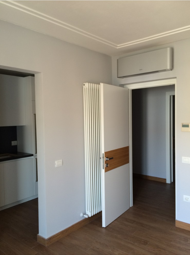 Radiador detras de Puerta La ubicación de un radiador detrás de una puerta.