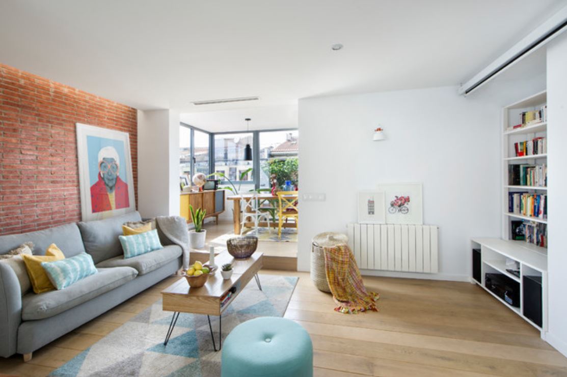 Diseño de Sala de estar abierta. Diseño de sala de estar abierta, nórdica, de tamaño medio, con paredes blancas, suelo de madera clara y suelo beige