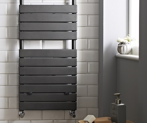 Radiador Toallero de agua en color gris.