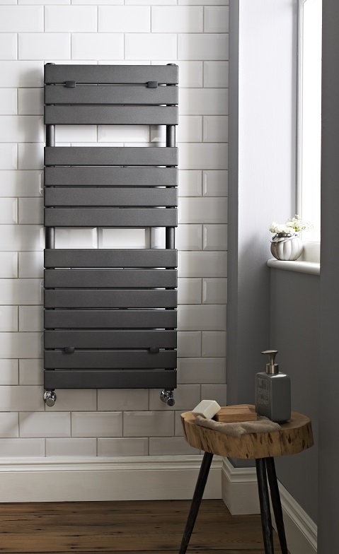 Radiador Toallero de agua en color gris.
