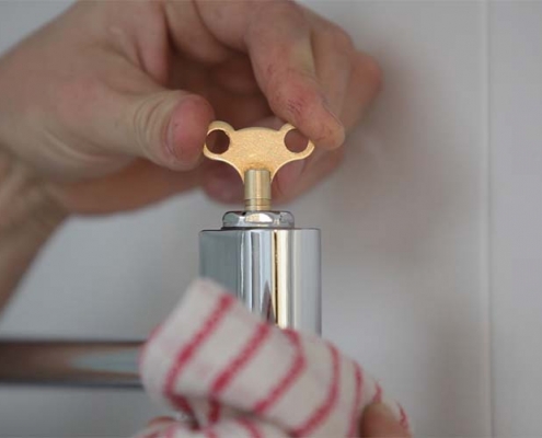 Girar la Válvula Purgadora en sentido Anti-horario.