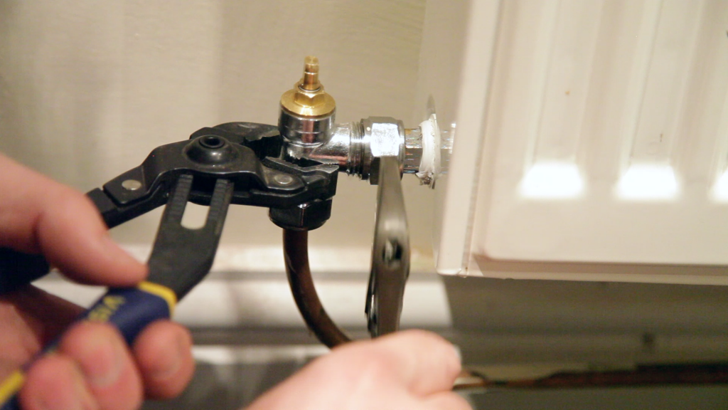 Drenar el Radiador Uso de la llave inglesa para abrir la válvula de drenaje