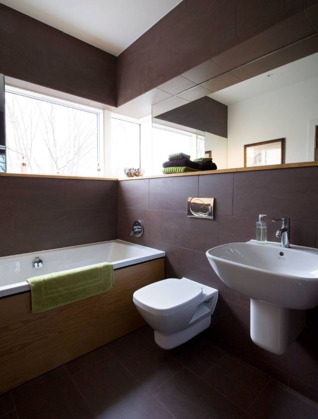 Baño de Zona Architects Diseño de baño con inodoro y lavabo suspendido.