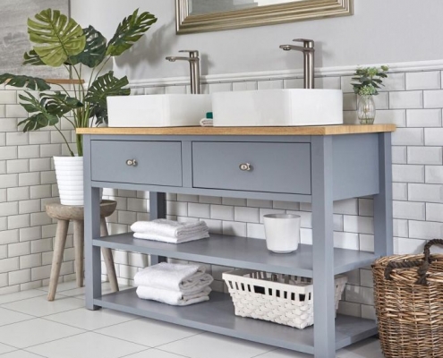 Lavabo sobre encimera con mueble en color gris claro.