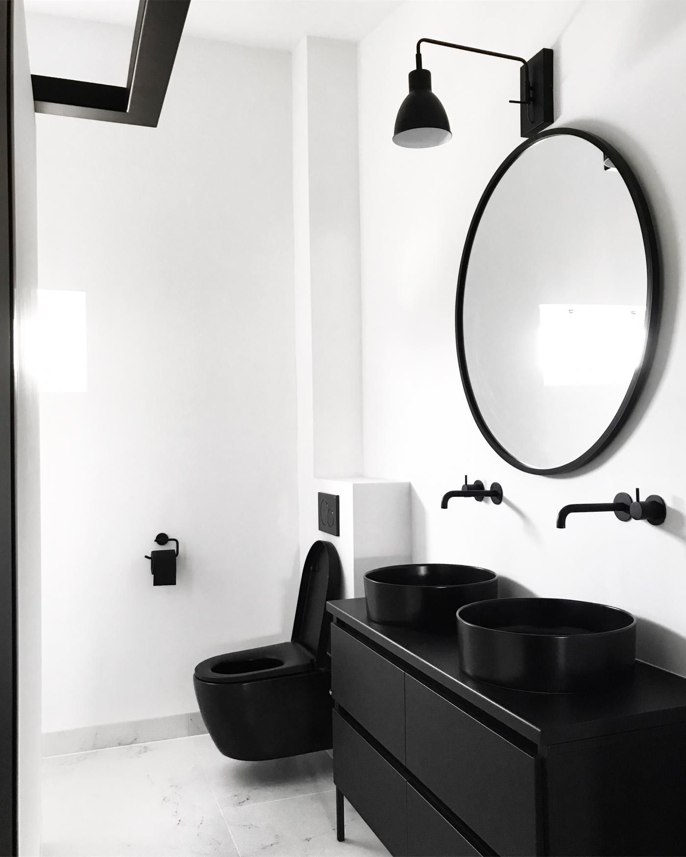 Baño con Diseño moderno en blanco y negro. Baño de estilo moderno.