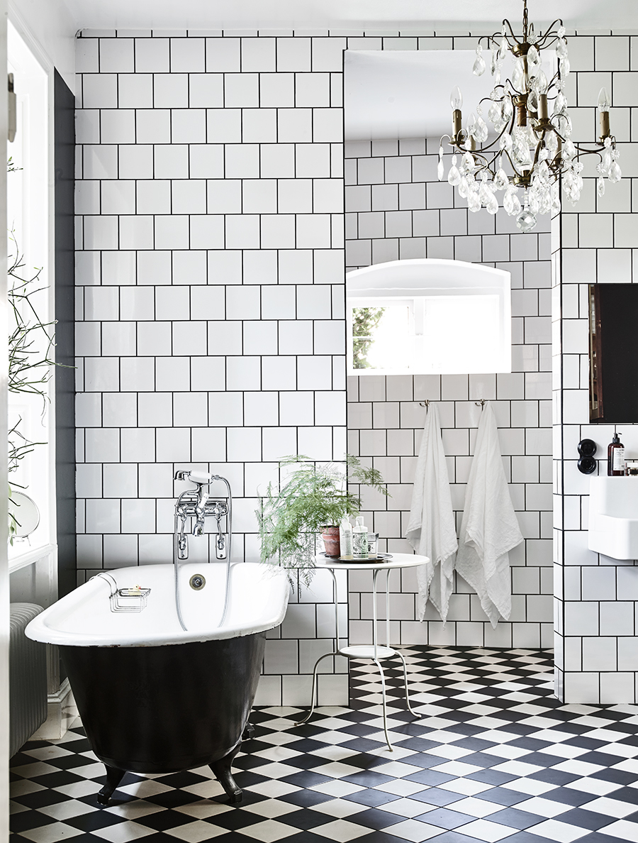 Diseño de Baño con Patrones en Blanco y Negro. Baño con diseño clásico, gama de color negro y blanco.