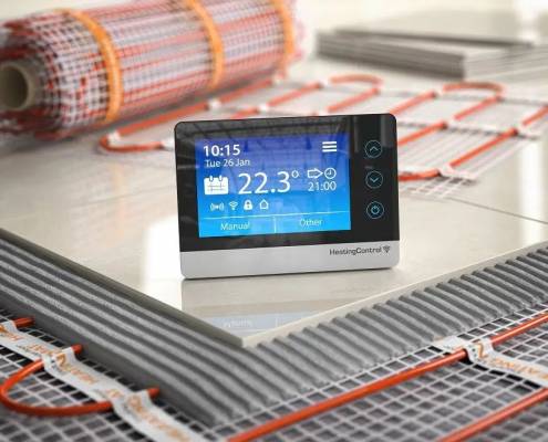 Malla de Suelo radiante instalado con una capa de mortero encima y azulejo en color crema. Termostato Manual muestra la temperatura ambiente.