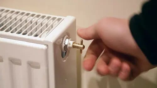 imagen de llave purgadora en radiador hidráulico