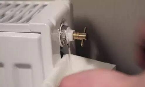 imagen de llave purgadora en radiador hidráulico purgando el aire