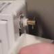imagen de llave purgadora en radiador hidráulico purgando el aire