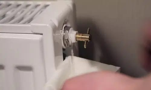 imagen de llave purgadora en radiador hidráulico vaciando el aire imagen de llave purgadora en radiador hidráulico purgando el aire