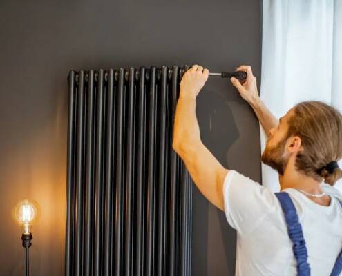 Mantenimiento por fontanero de un radiador con columnas vertical negro