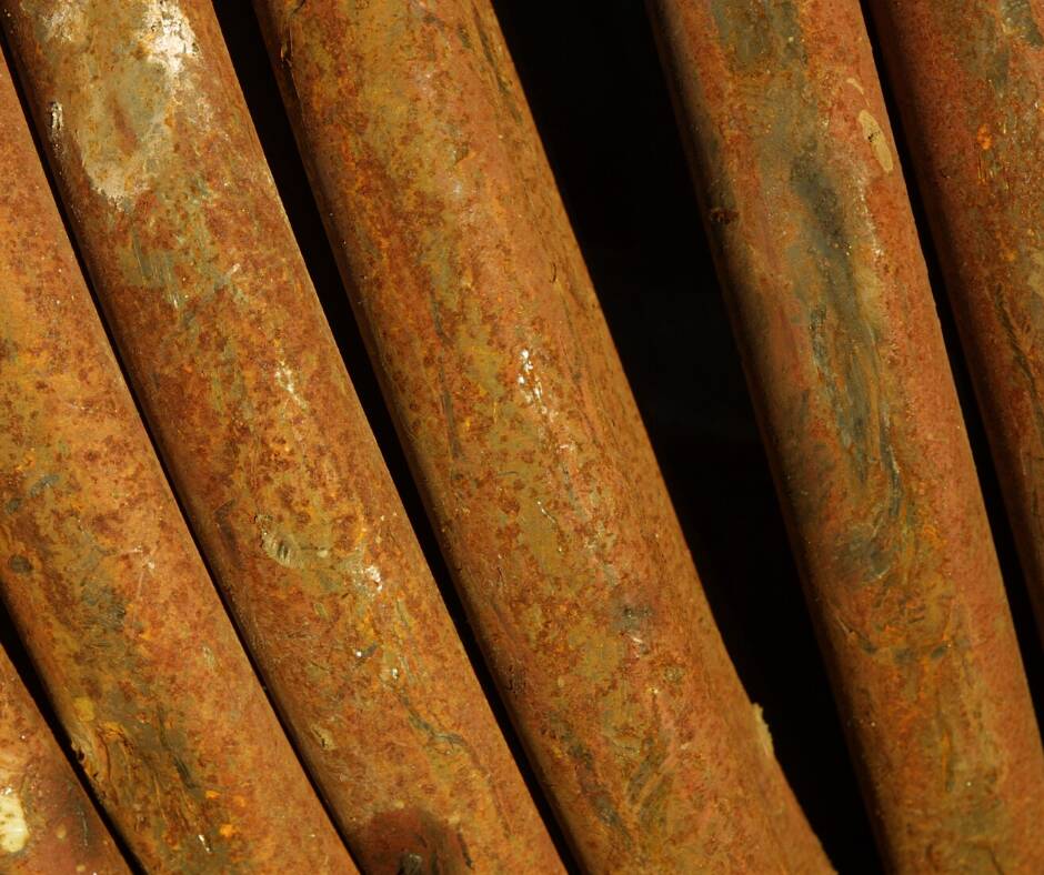 Tubos de agua corroídos Tubos de agua con corrosión causando problemas del paso del agua