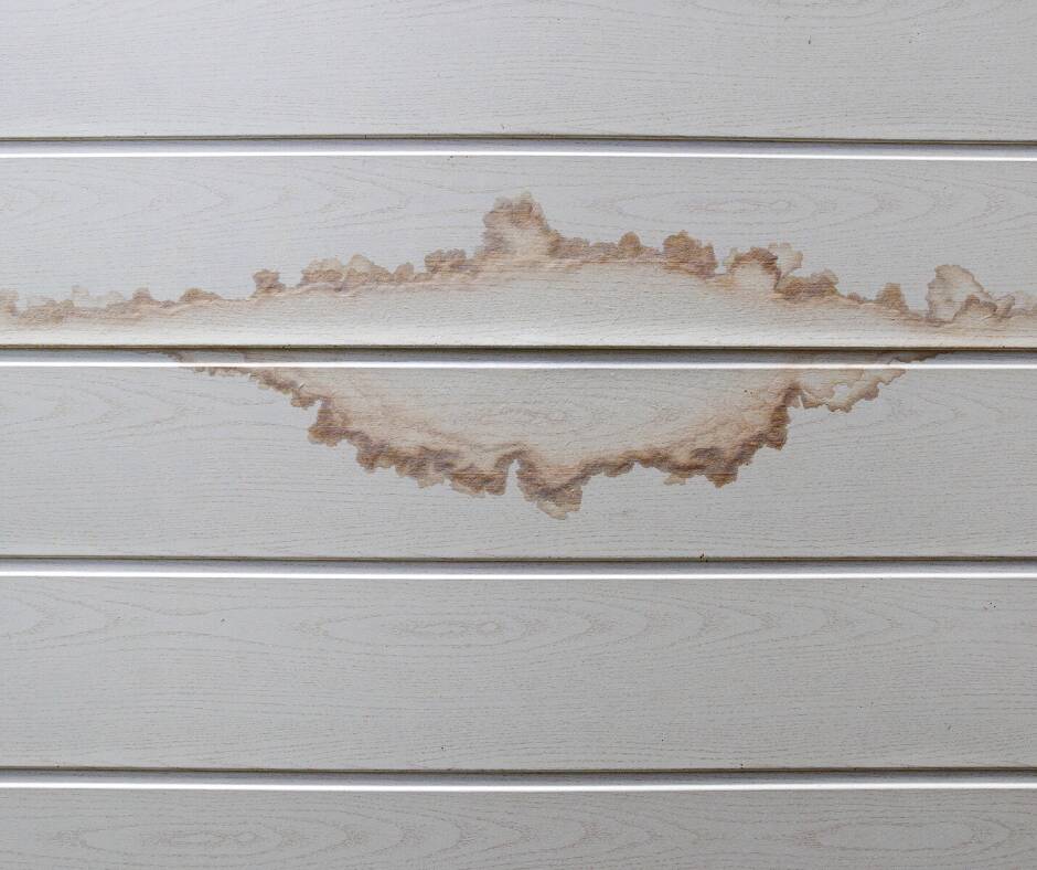 Pared mojada a causa de una fuga de agua o goteo