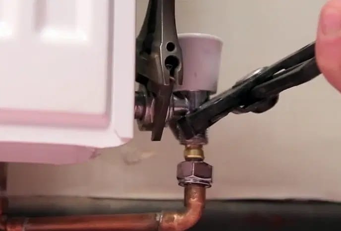 Abrir y cerrar las tuberías de alimentación para reemplazar una llave para radiador en un radiador hidraulico