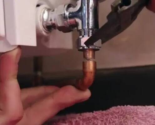 Conexión de una llave para radiador o radiador toallero a las tuberías para reemplazar la llave