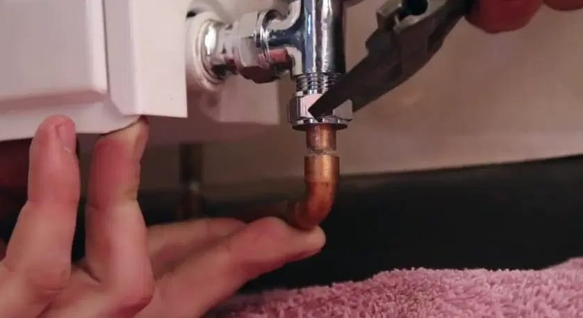 Conexión de una llave para radiador o radiador toallero a las tuberías para reemplazar la llave