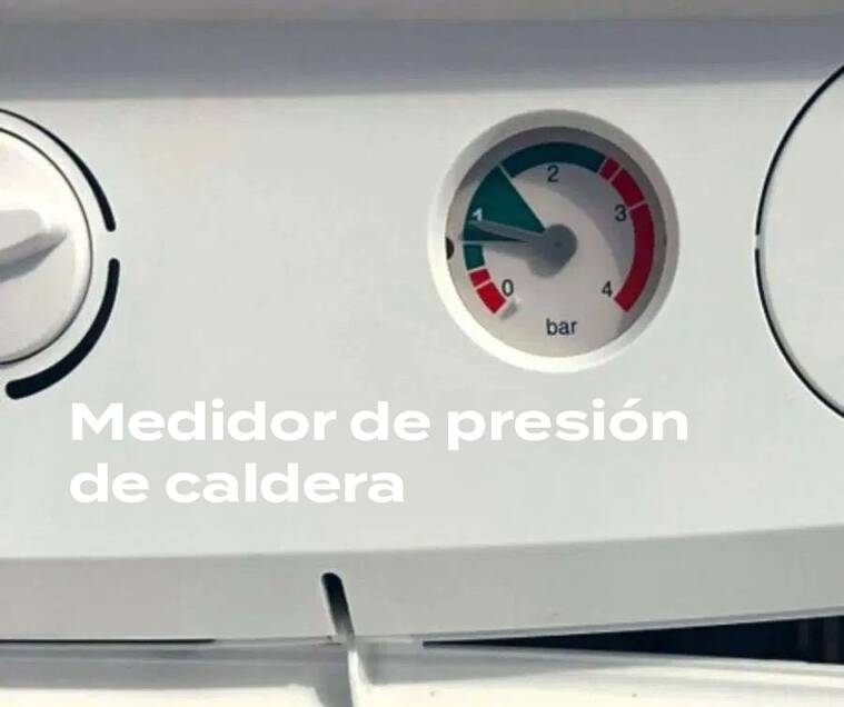 Caldera de agua blanca con indicador de presión de agua con presión de agua correcta a 1 bar