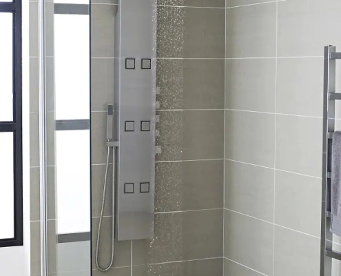 Ducha de obra con azulejos a ras del suelo con columna de ducha multifunción con pared de ducha de ducha.