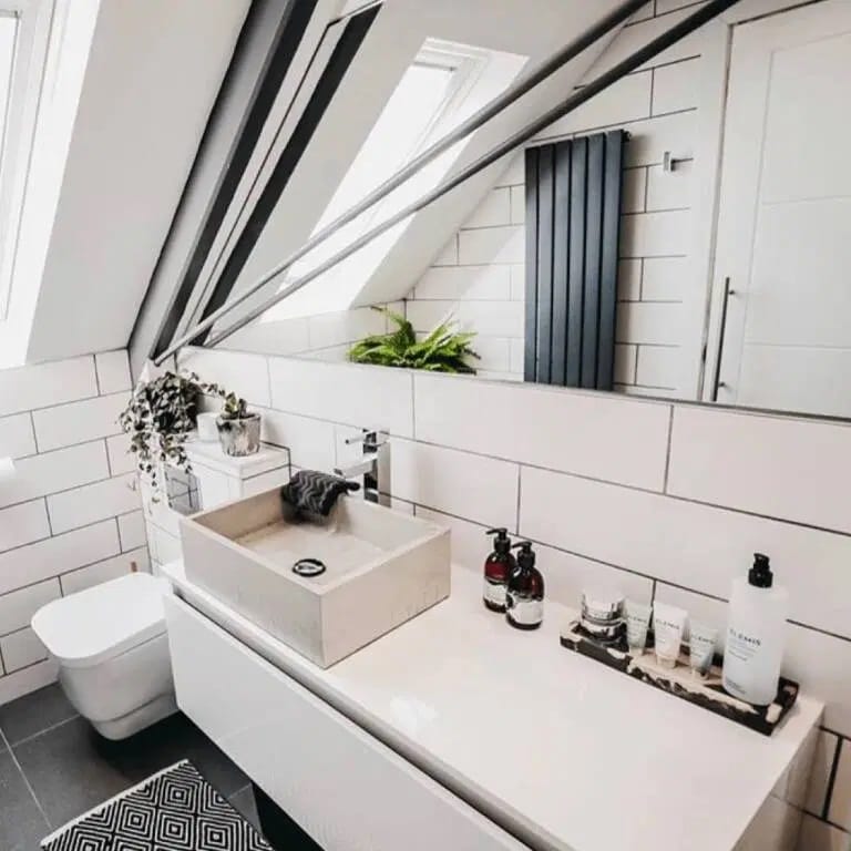 Cuarto de baño moderno blanco con suelo con azulejos y alfombra calentita