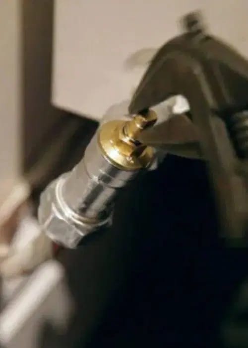 Llave termostática con detentor de un radiador siendo equilibrado para balancear el sistema de calefacción