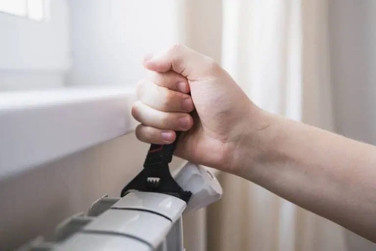 Cómo reparar un radiador de agua que no se calienta tras purgarlo