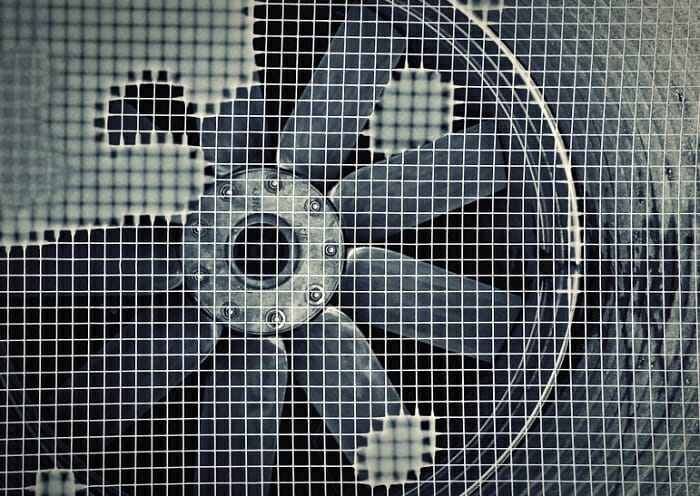 Cuarto de baño con ventilador extractor de aire para reducir la condensación y el moho en el cuarto de baño