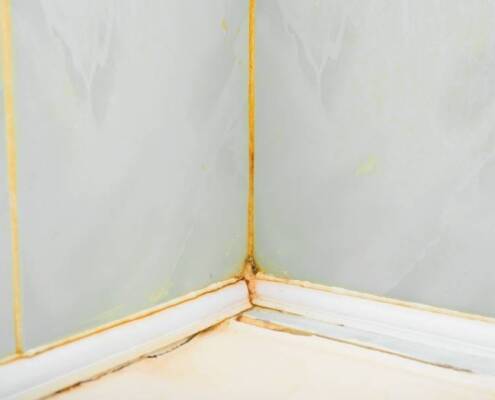 Cómo eliminar el moho de una esquina de baño, grietas paredes y baldosas