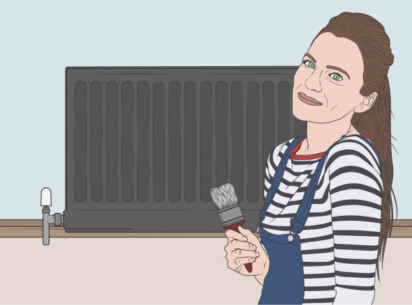 Mujer lista para pintar el radiador Una mujer joven con cabello castaño recogido, ojos verdes y una sonrisa sutil, viste un jersey de rayas blancas y negras, y un peto vaquero azul. Sostiene un pincel de pintura con mango rojo y cerdas grises. Detrás de ella hay un radiador horizontal grande y oscuro sobre un zócalo de madera contra una pared azul claro.